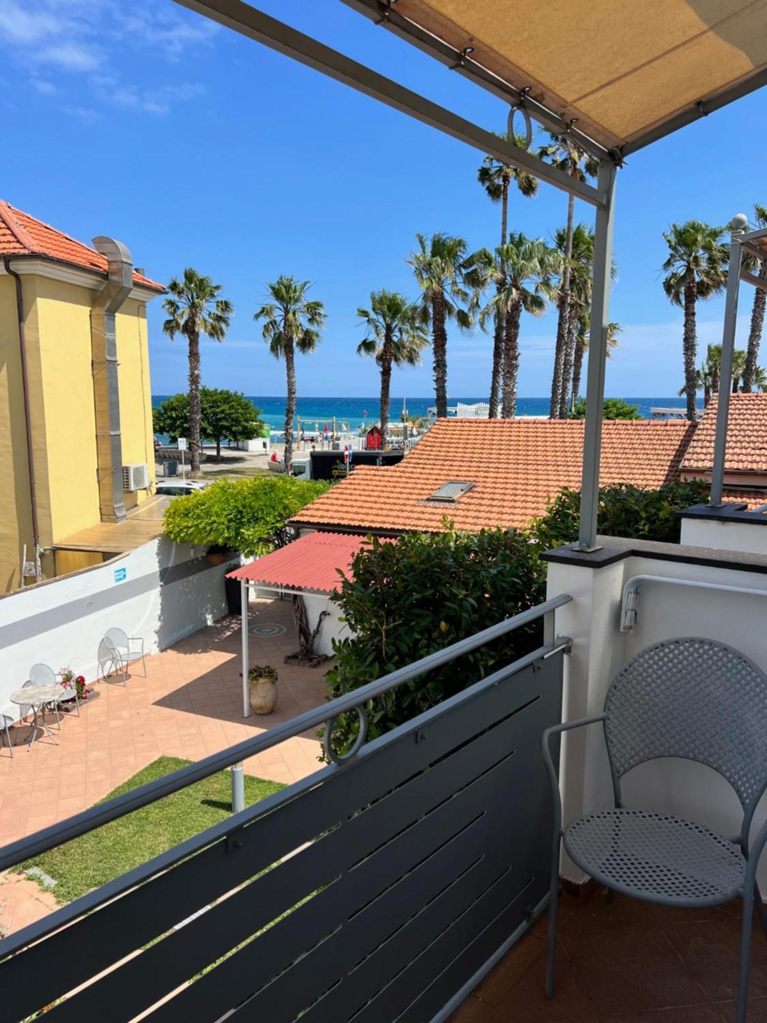 Ca' Del Mar Villa อิมเปรีอา ภายนอก รูปภาพ